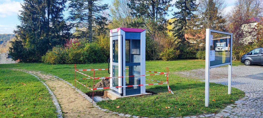 Telefonzelle neben dem Spielplatz